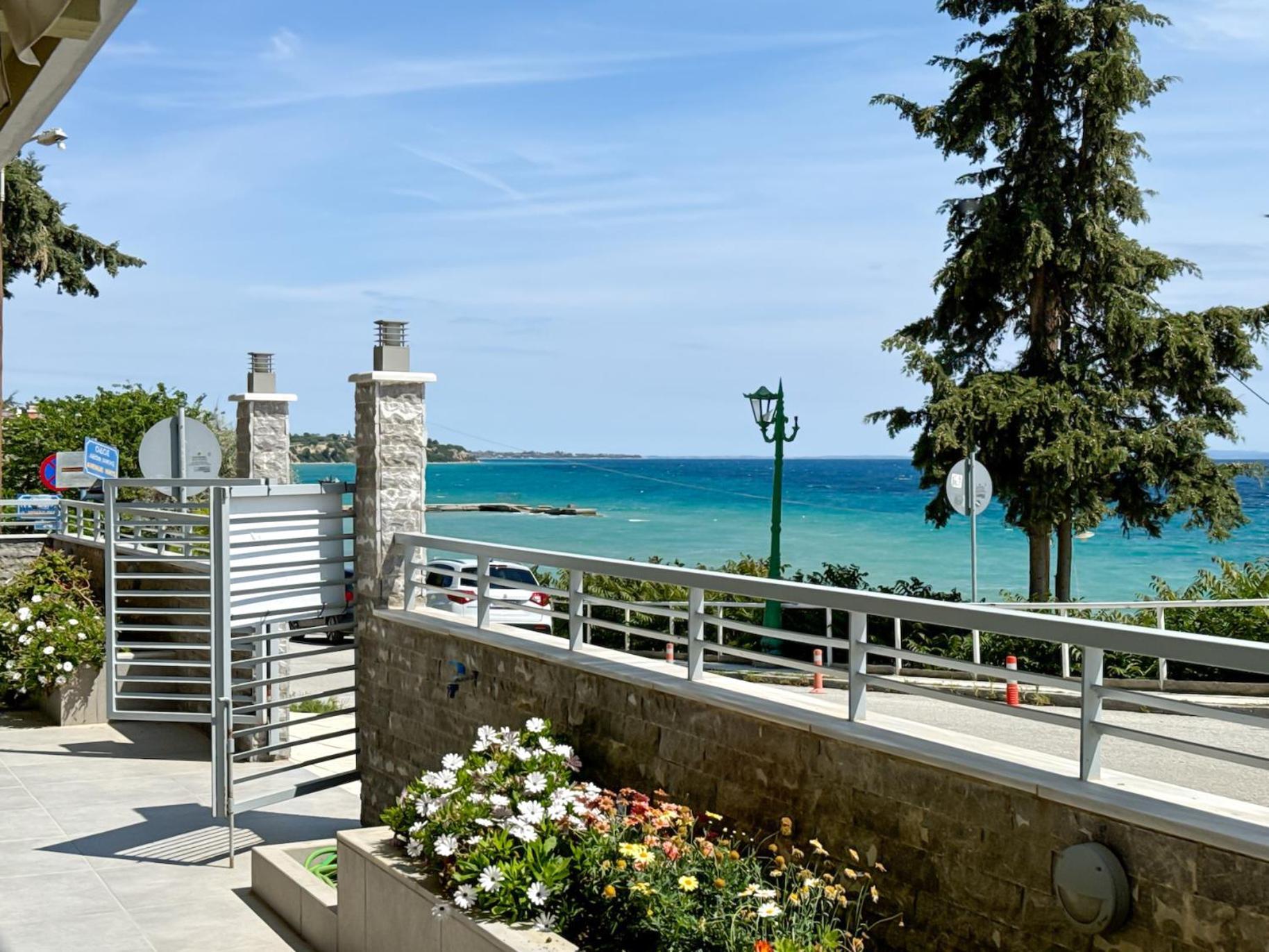 Blue Horizon 2 Apartment Nea Kallikrateia Bagian luar foto